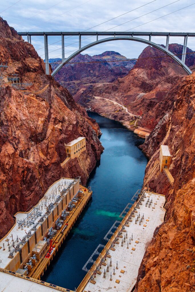 Fotografia przedstawiająca Zaporę Hoovera w Stanach Zjednoczonych. Jest to elektrownia wodna.